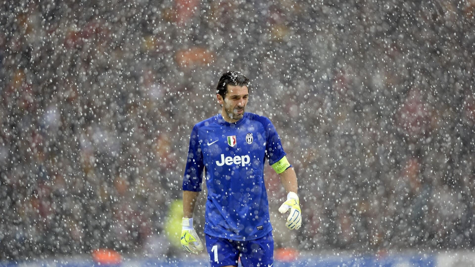 瓦伦西亚后防金刚不破，对手试图发动射门